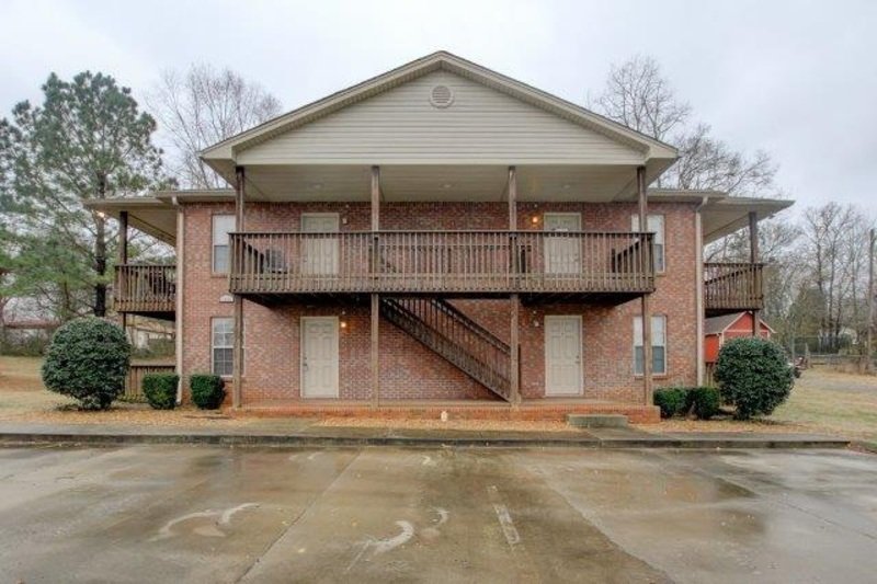 *** Minutes to Madison Drive and the Lowes/Publix shopping area *** property image