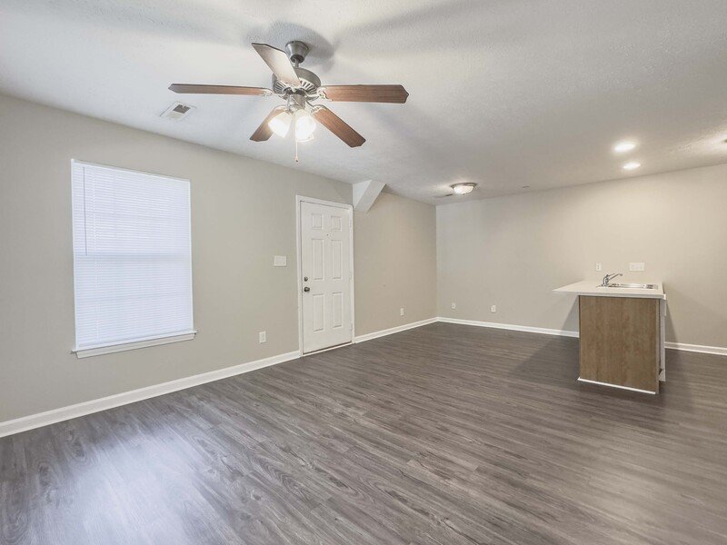 *** Minutes to Madison Drive and the Lowes/Publix shopping area *** property image