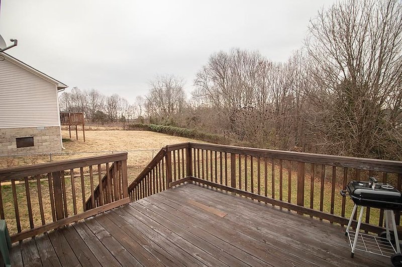 *** PET FRIENDLY 4 BEDROOM HOME NEAR MAIN GATES OF POST! *** property image