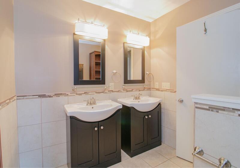 Beautiful Sango End-Unit Condo Near Exit 11 property image