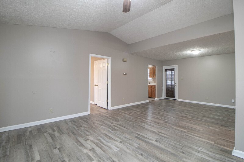 *** $500 DEPOSIT & 2 WKS FREE w/ 13 MO. LEASE MOVE IN SPECIAL / RESTRICTED BREEDS OK *** property image