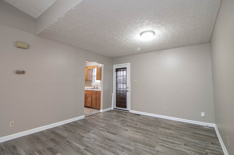 *** $500 DEPOSIT & 2 WKS FREE w/ 13 MO. LEASE MOVE IN SPECIAL / RESTRICTED BREEDS OK *** property image