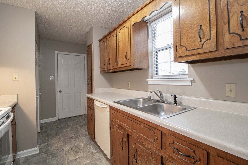 *** $500 DEPOSIT & 2 WKS FREE w/ 13 MO. LEASE MOVE IN SPECIAL / RESTRICTED BREEDS OK *** property image