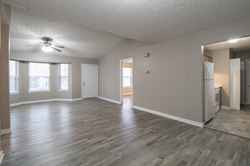 *** $500 DEPOSIT & 2 WKS FREE w/ 13 MO. LEASE MOVE IN SPECIAL / RESTRICTED BREEDS OK *** property image