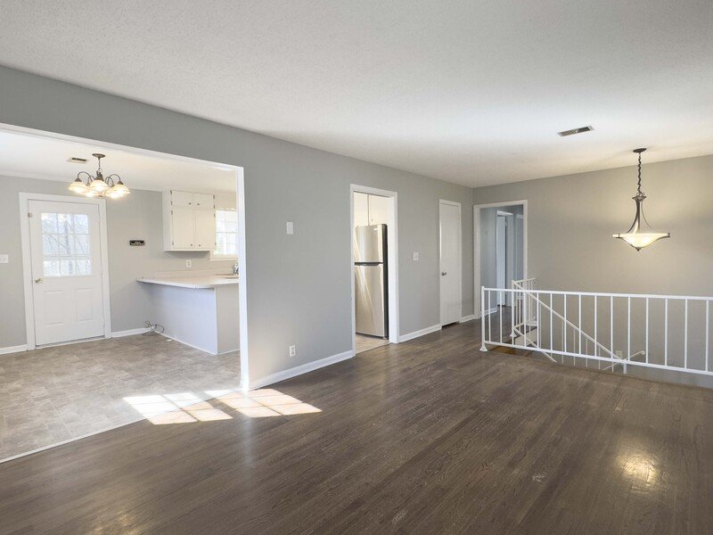 *** Moments away from nature trails and the golf course on Dunbar Cave! *** property image