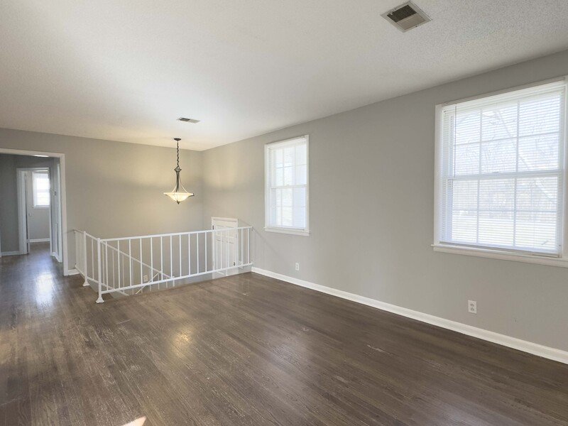 *** Moments away from nature trails and the golf course on Dunbar Cave! *** property image