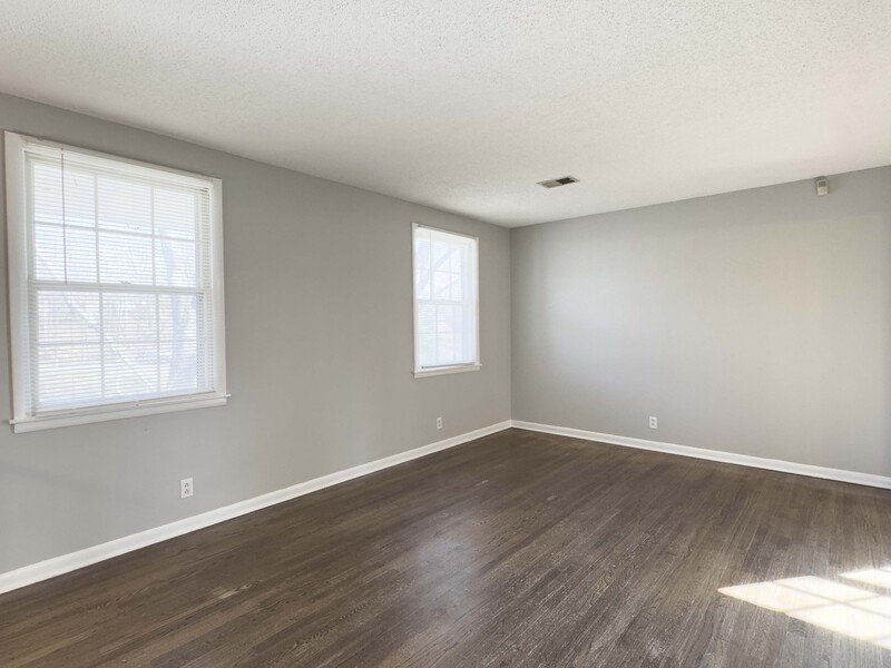 *** Moments away from nature trails and the golf course on Dunbar Cave! *** property image