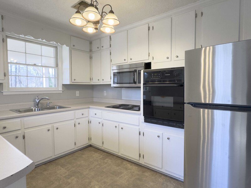 *** Moments away from nature trails and the golf course on Dunbar Cave! *** property image