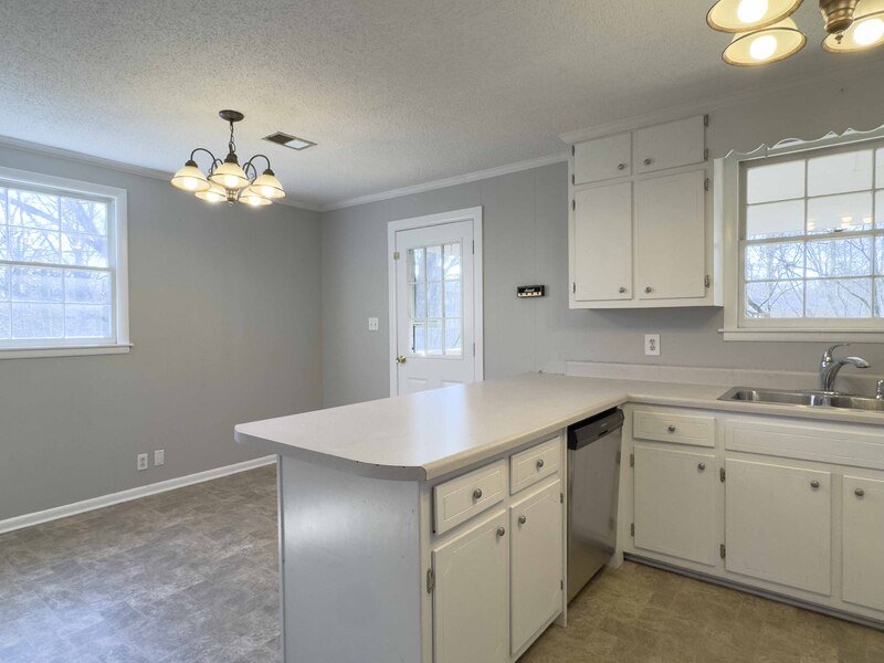 *** Moments away from nature trails and the golf course on Dunbar Cave! *** property image