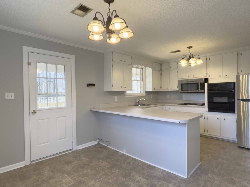 *** Moments away from nature trails and the golf course on Dunbar Cave! *** property image