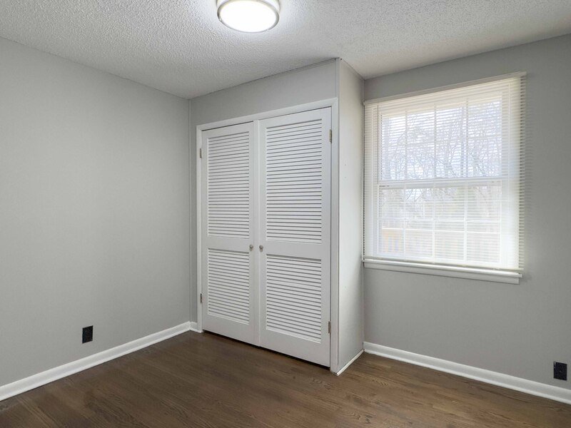 *** Moments away from nature trails and the golf course on Dunbar Cave! *** property image