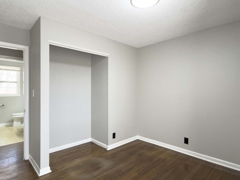 *** Moments away from nature trails and the golf course on Dunbar Cave! *** property image