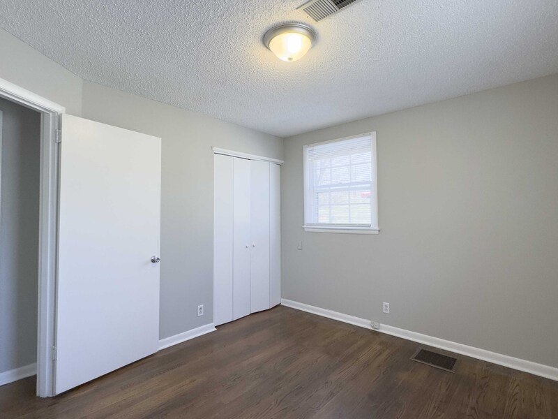 *** Moments away from nature trails and the golf course on Dunbar Cave! *** property image