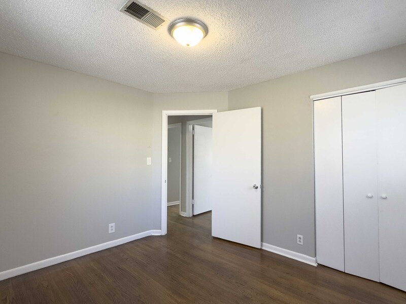 *** Moments away from nature trails and the golf course on Dunbar Cave! *** property image