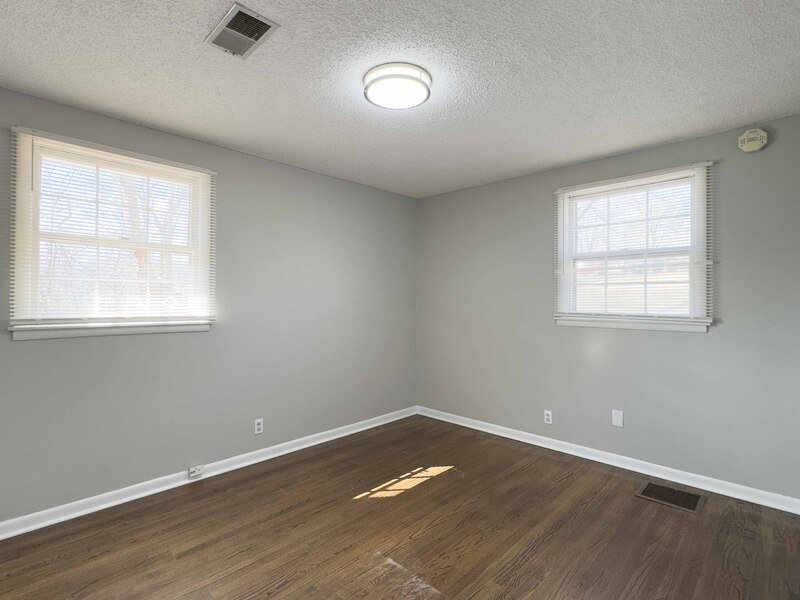 *** Moments away from nature trails and the golf course on Dunbar Cave! *** property image