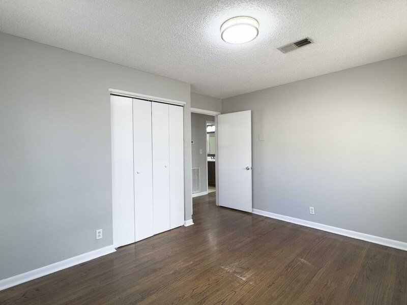 *** Moments away from nature trails and the golf course on Dunbar Cave! *** property image