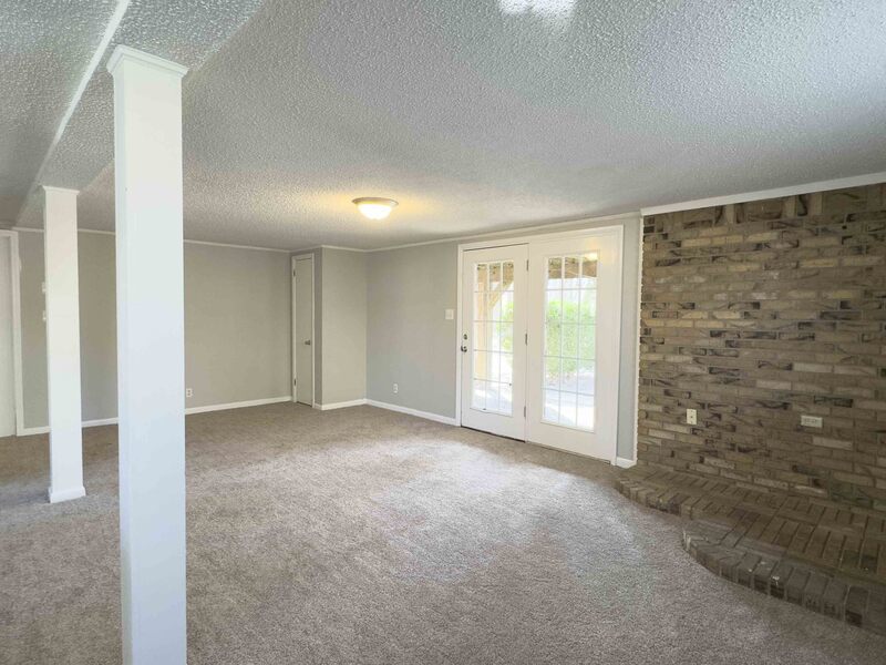 *** Moments away from nature trails and the golf course on Dunbar Cave! *** property image