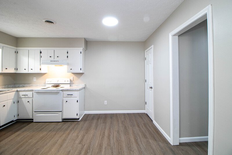 *** $500 DEPOSIT MOVE IN SPECIAL & 2 WKS FREE w/ 13 MO. LEASE *** property image