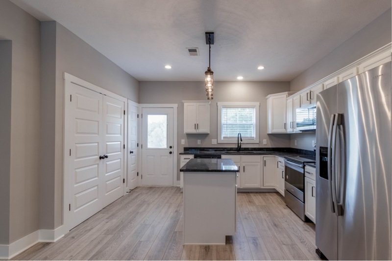 *** $500 DEPOSIT & 2 WKS FREE W/ 13 MO. LEASE MOVE IN SPECIAL *** property image