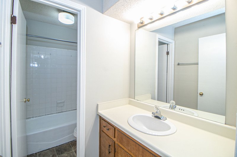 *** $500 DEPOSIT & 2 WKS FREE w/ 13 MO. LEASE MOVE IN SPECIAL *** property image