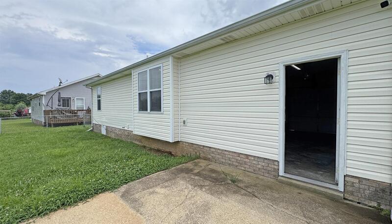 *** UPDATED PET FRINEDLY 3 BEDROOM, 2 BATH HOME! *** property image